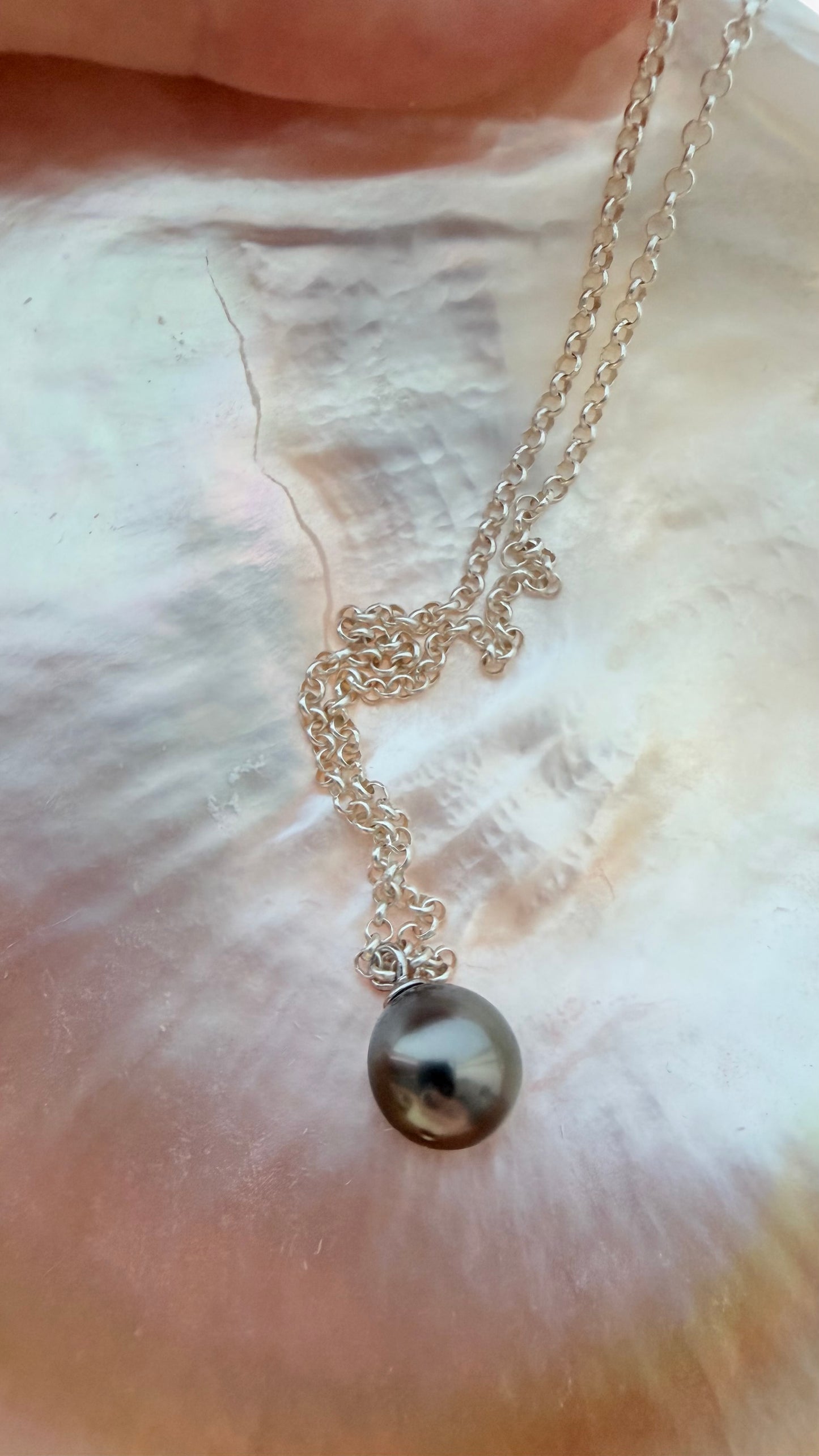 TAHITIAN PEARL ON STEEL CHAIN