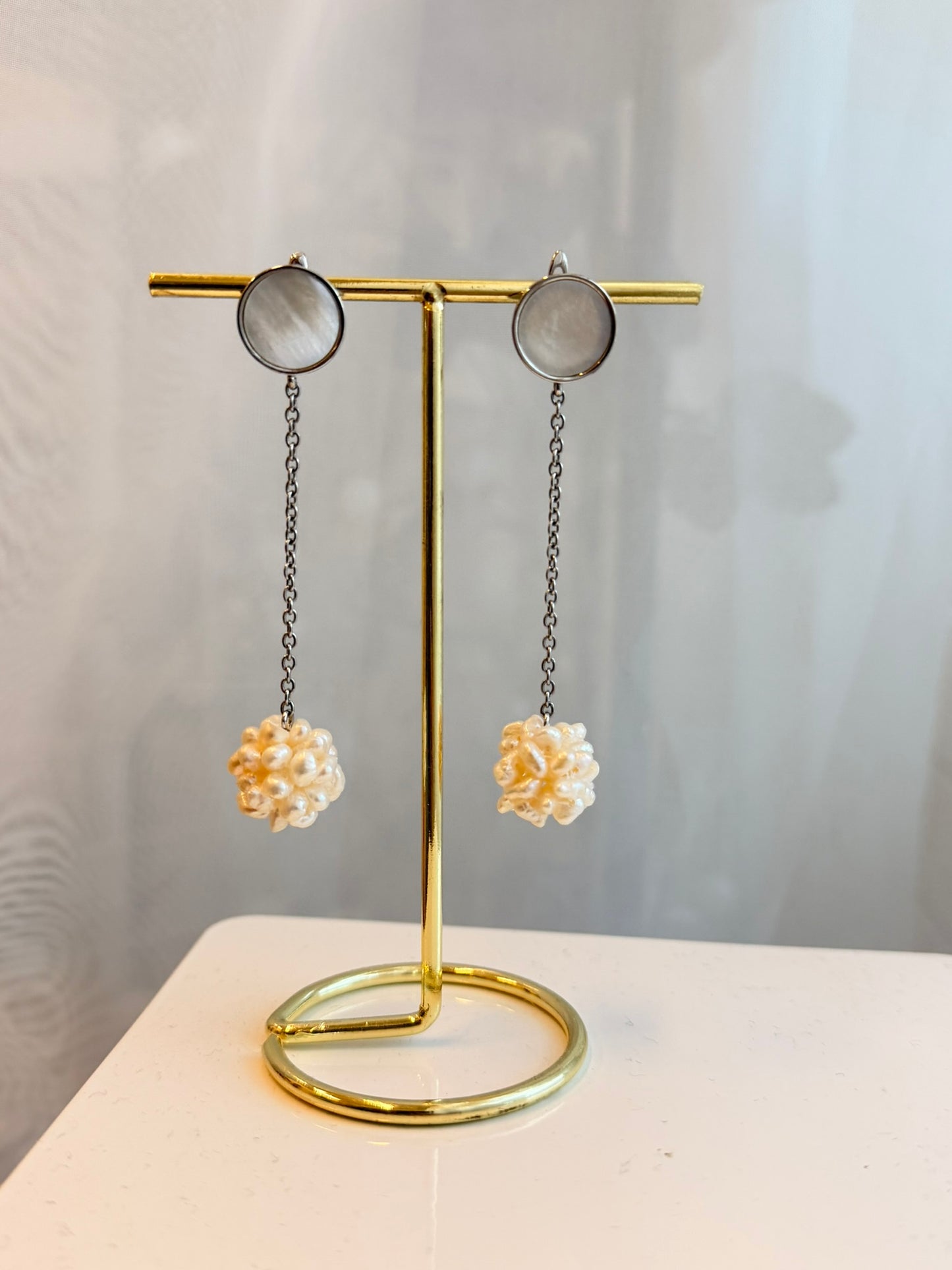 HELMIPISARAT – pitkät korvakorut helmiäisellä