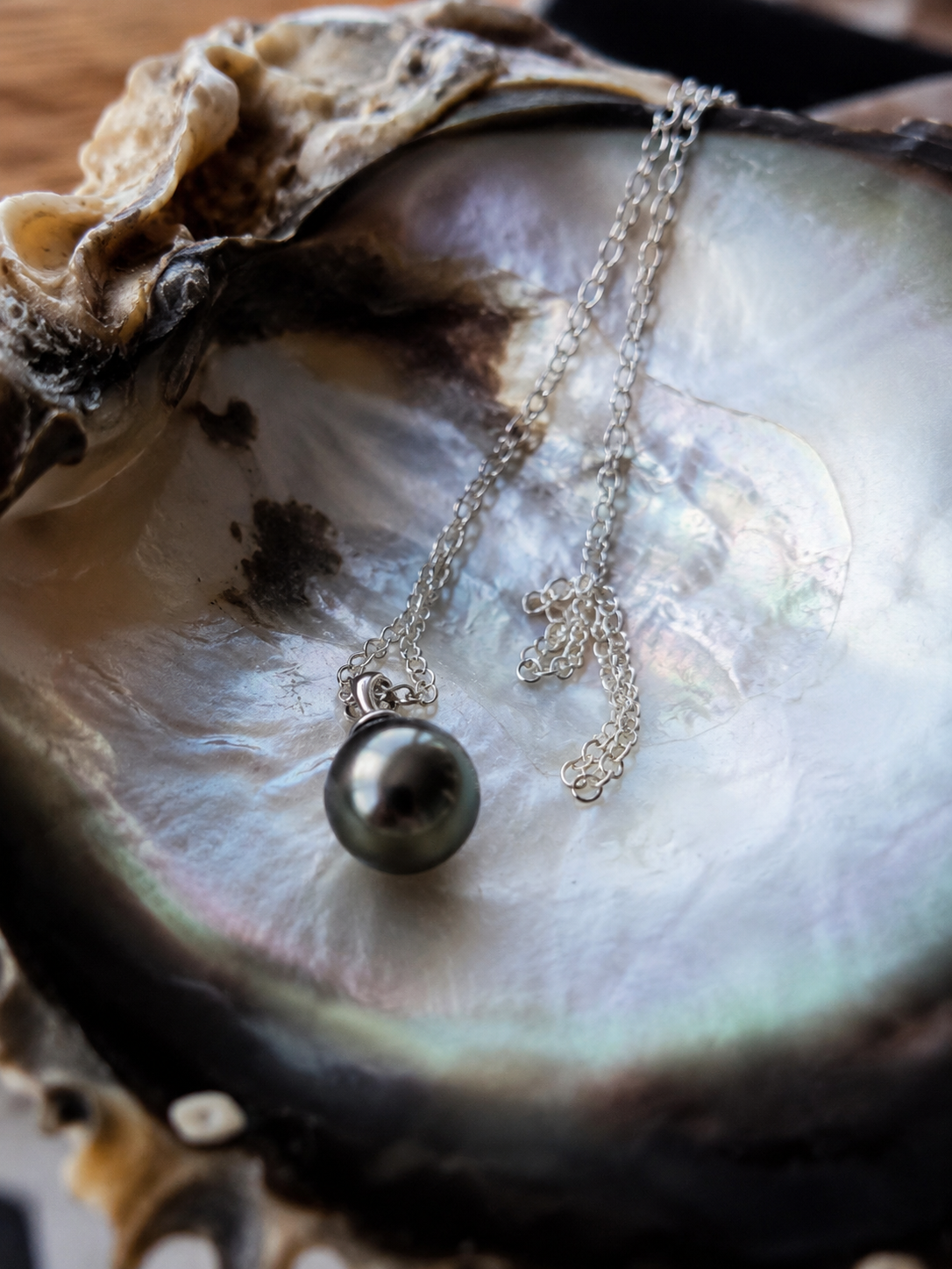 TAHITIAN PEARL ON STEEL CHAIN