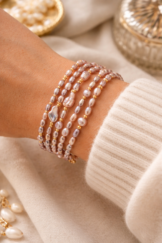 Monirivinen rannekoru purppuraisista helmistä