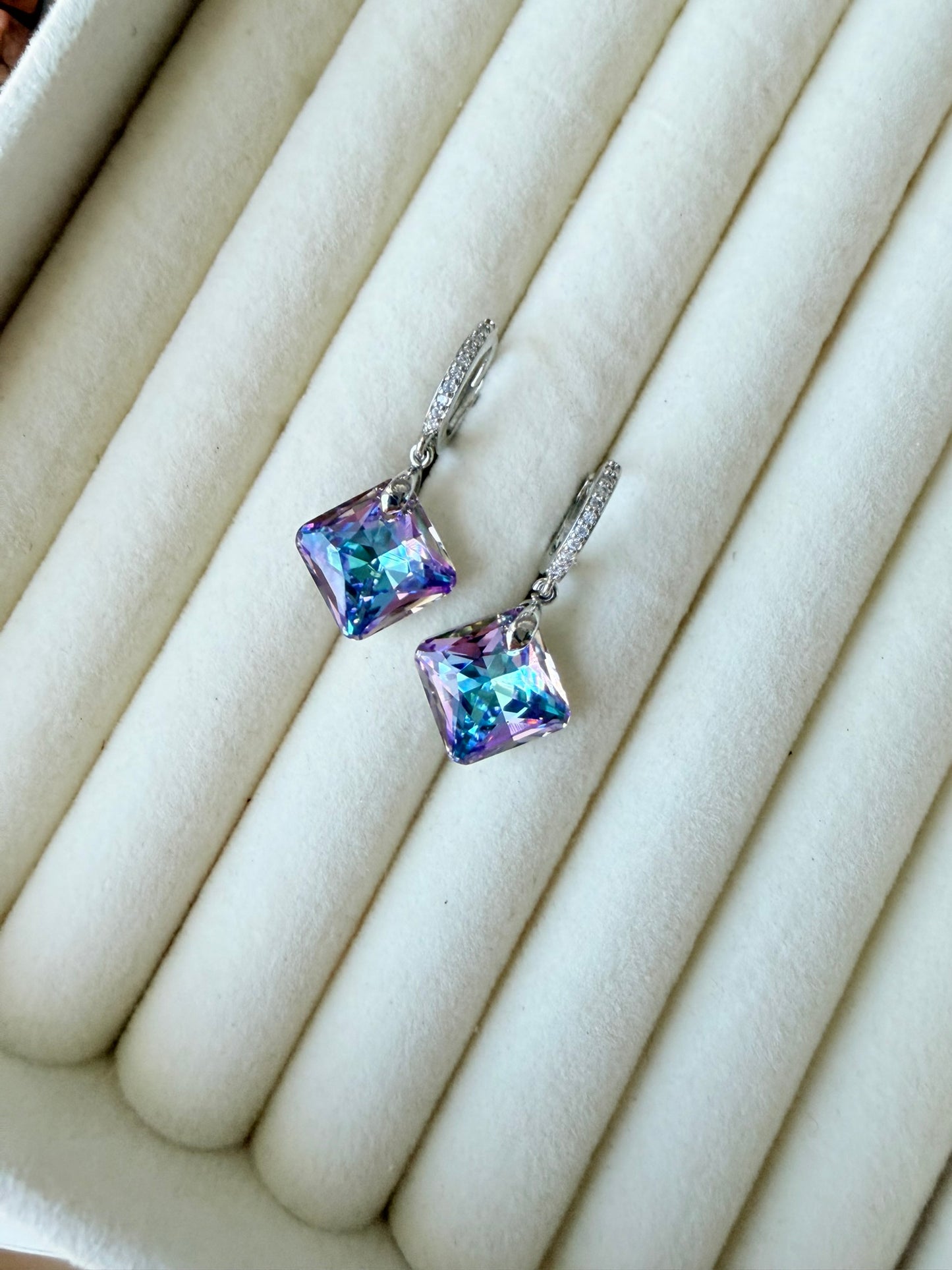 Korvakorut Swarovski-kristalleilla