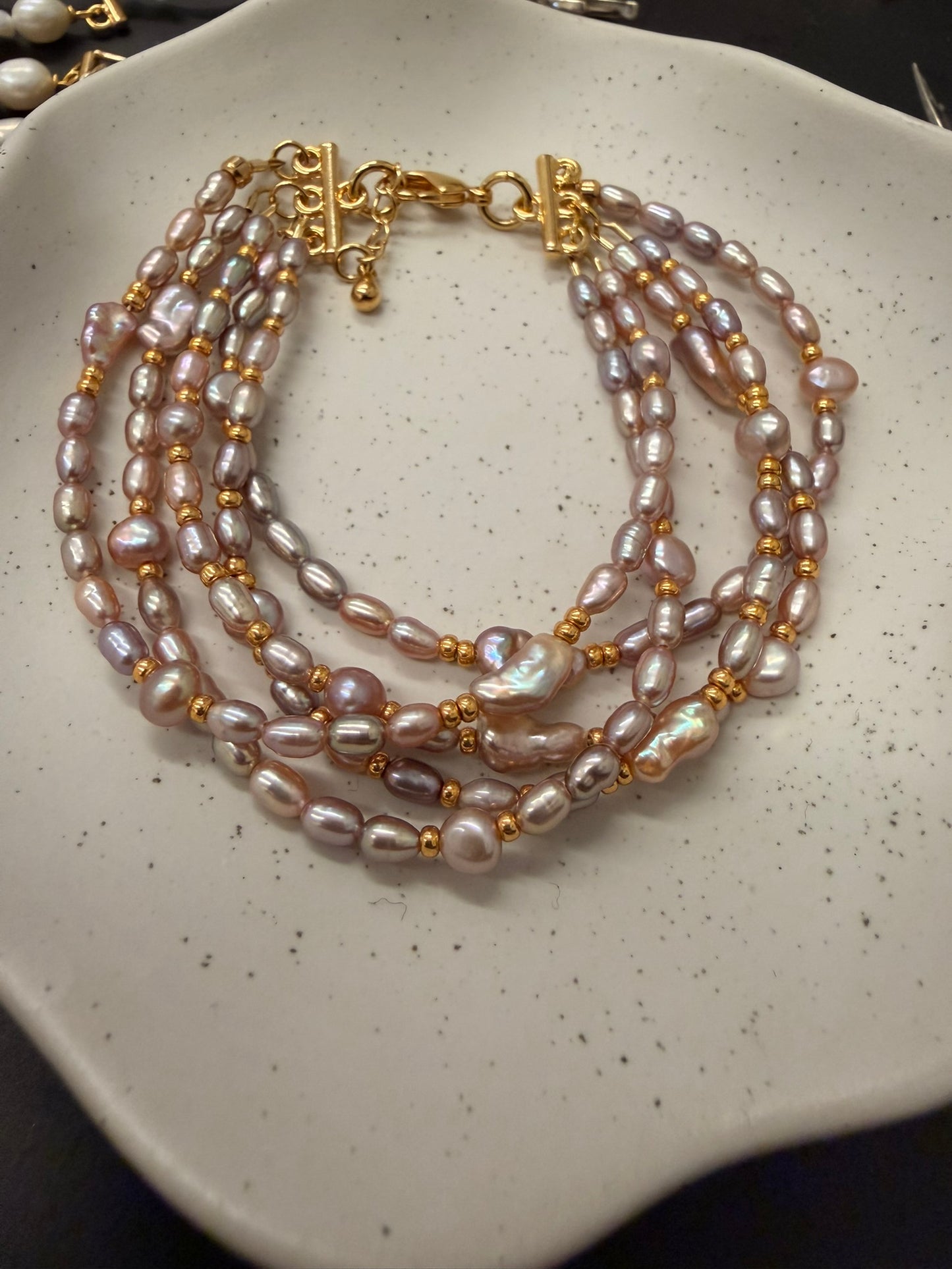 Monirivinen rannekoru purppuraisista helmistä