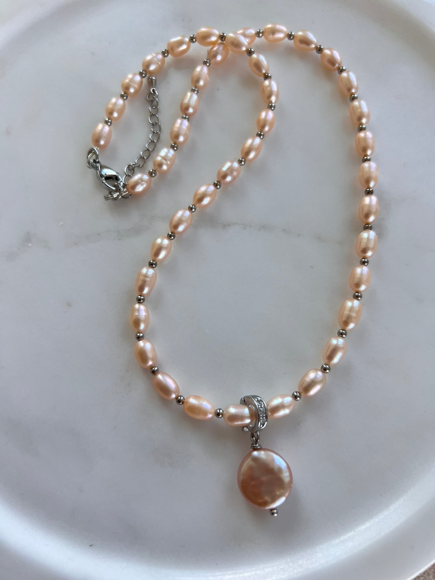 PERSIKKASÄVYINEN HELMIKAULAKORU