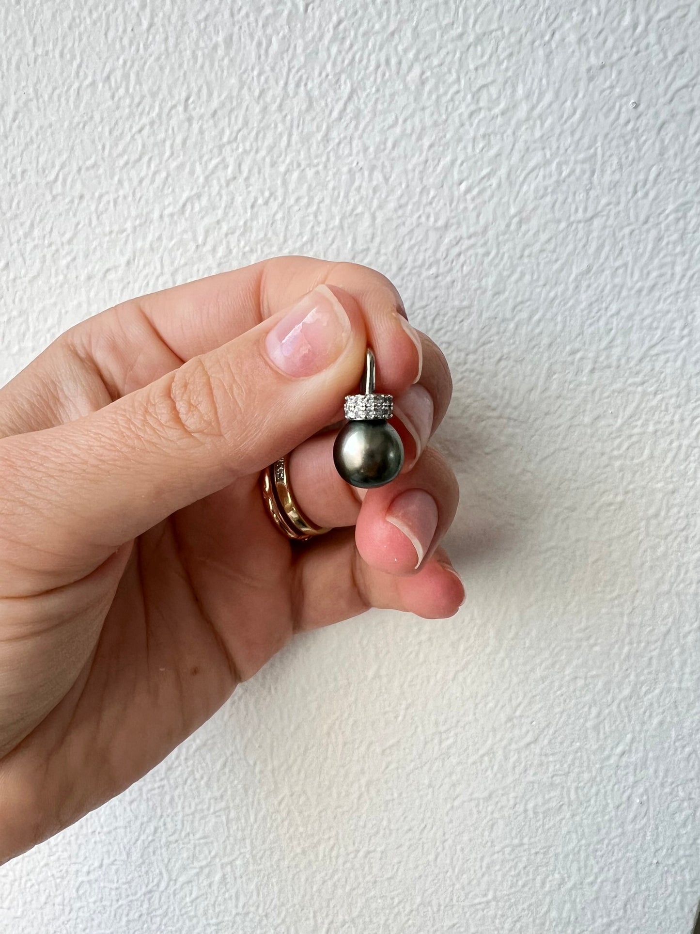 TAHITI-HELMI TERÄSKETJUSSA