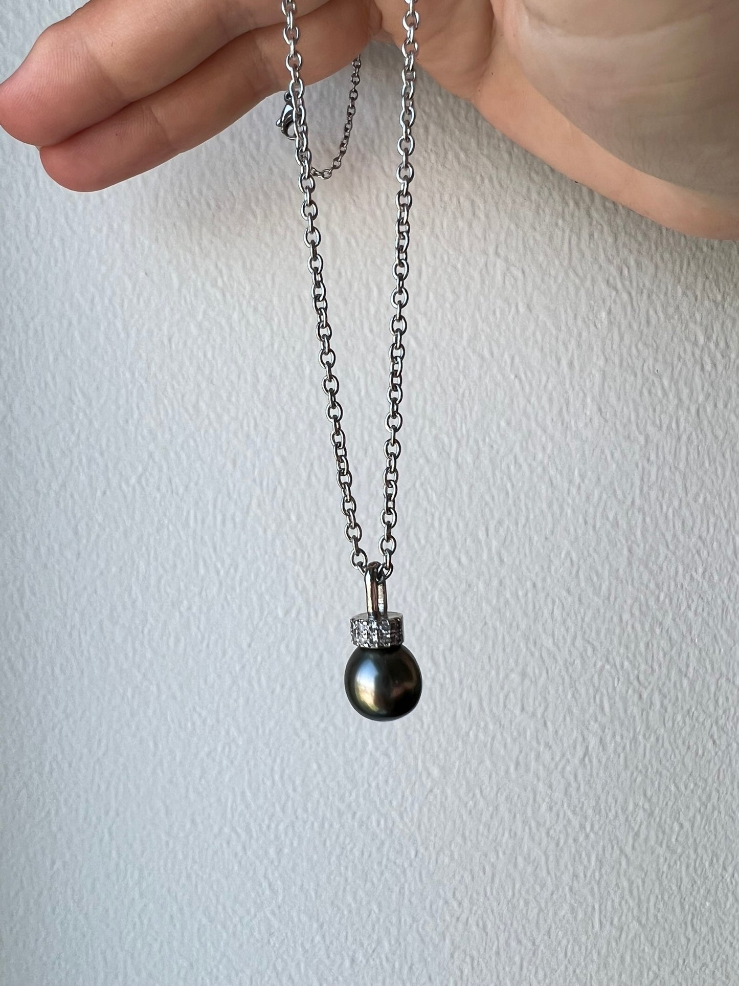 TAHITI-HELMI TERÄSKETJUSSA